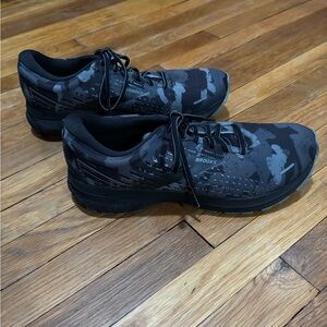 Brooks men’s Black Athletic Shoes